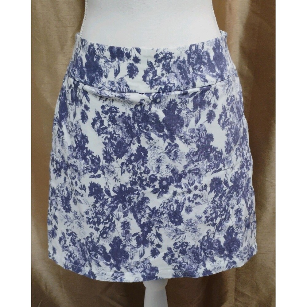 Sara Studio Floral Blue White  golf/casual Short  Rayon Nylon Spandex Size M
